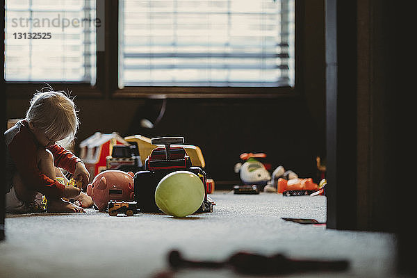 Junge spielt zu Hause mit Spielzeug