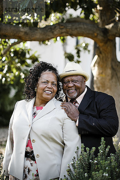 Porträt eines glücklichen älteren Paares im Park stehend