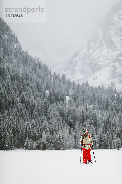 Frau wandert auf schneebedecktem Feld