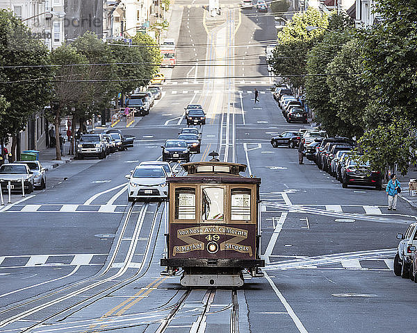 Straßenbahn auf der Stadtstraße bei San Francisco