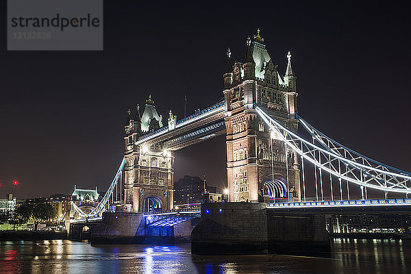 Tiefblick auf die Tower Bridge bei Nacht
