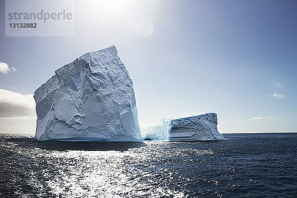 Idyllische Ansicht eines im Meer schwebenden Gletschers gegen den Himmel