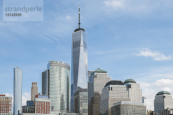 Ein World Trade Center bei Gebäuden gegen den Himmel in der Stadt