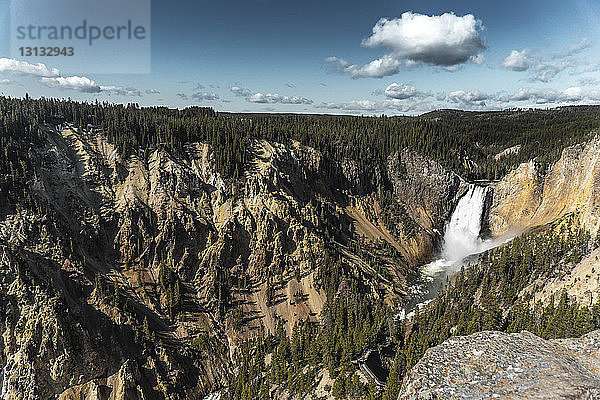Hochwinkel-Szenenansicht des Wasserfalls im Yellowstone-Nationalpark