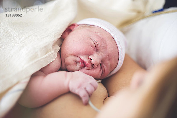 Baby schläft bei der Mutter zu Hause