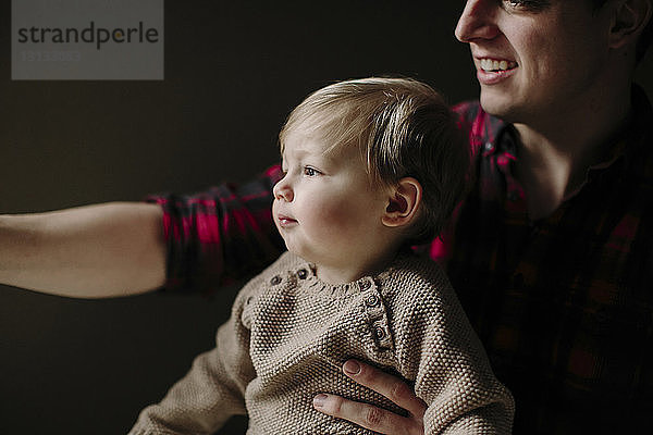 Nahaufnahme von Vater und Sohn zu Hause sitzend