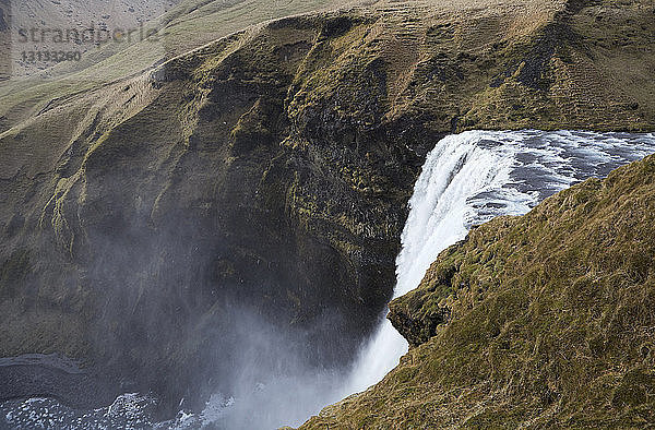 Hochwinkel-Szenenansicht des Skogafoss-Wasserfalls auf dem Berg