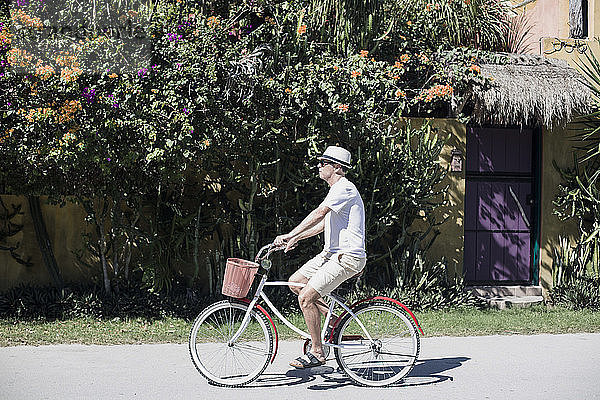 Seitenansicht eines Mannes beim Fahrradfahren auf der Straße