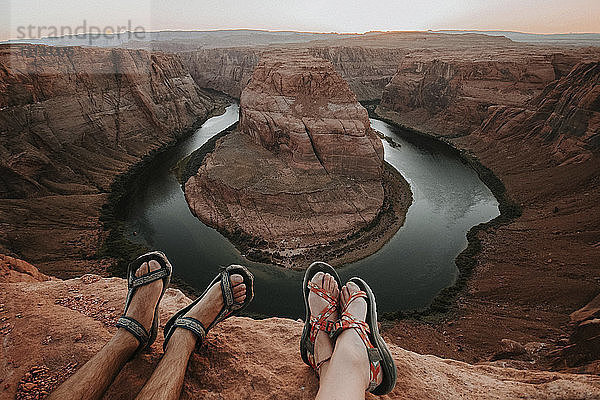 Niedriger Abschnitt des Paares gegen Horseshoe Bend