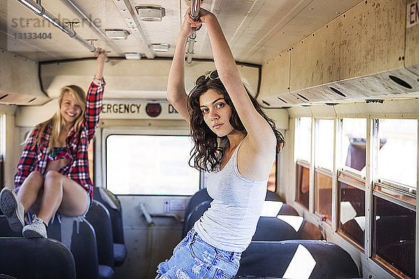 Porträt einer Frau mit glücklichem Freund in altem Bus