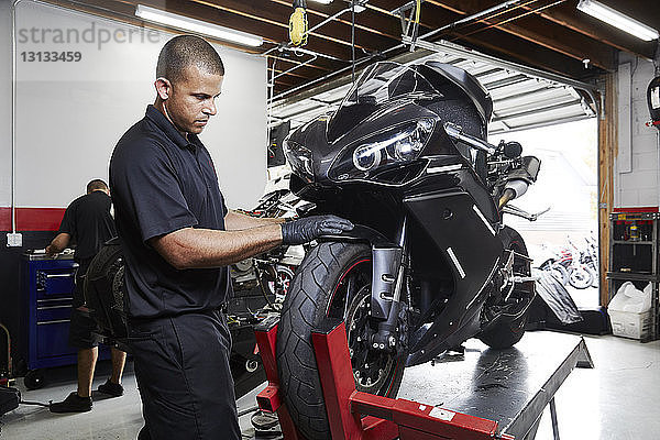 Kollegen  die in der Fabrik ein Motorrad herstellen