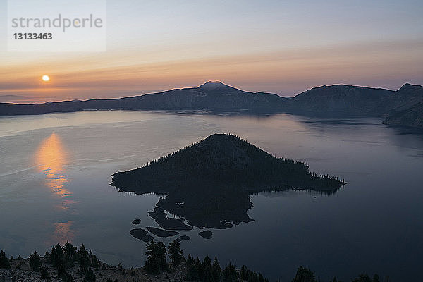 Panoramablick auf den Crater Lake National Park gegen den Himmel bei Sonnenuntergang