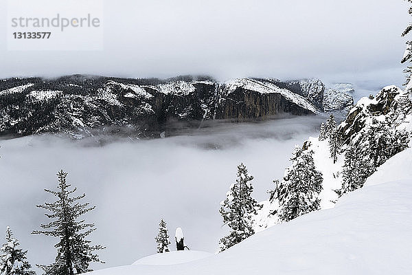 Aussicht auf Berge und Wolken im Yosemite-Nationalpark im Winter