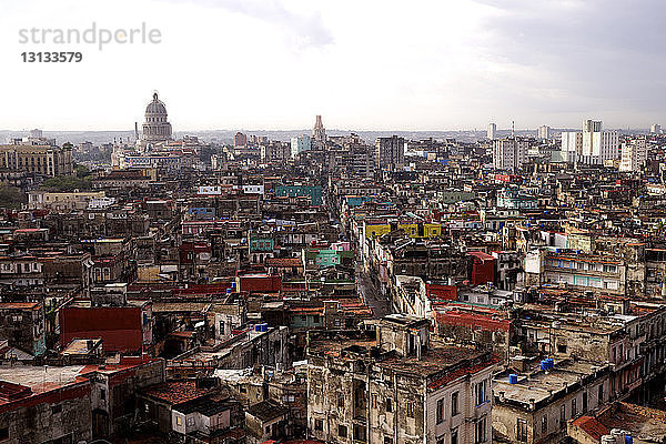 Luftaufnahme des Stadtbildes mit El Capitolio gegen den Himmel