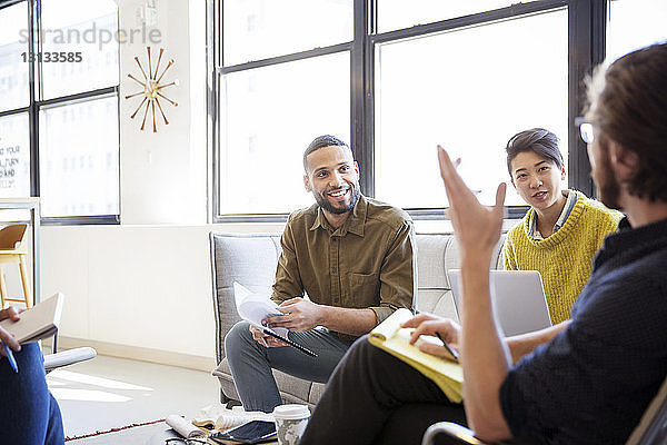 Brainstorming von Unternehmern bei einem Treffen im Büro