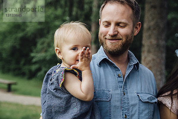 Nahaufnahme eines Mädchens mit Vater