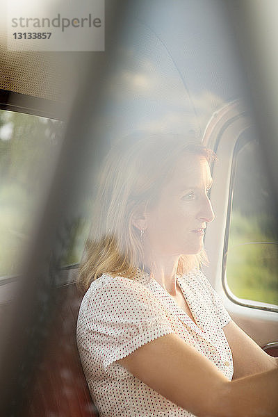 Seitenansicht der im Auto sitzenden Frau
