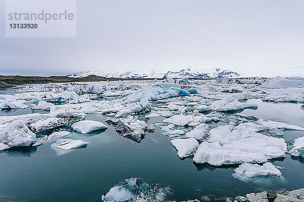 Eisberg schwimmt auf der Jokulsarlon-Lagune
