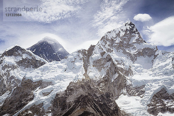 Majestätischer Blick auf den schneebedeckten Mt. Everest vor bewölktem Himmel