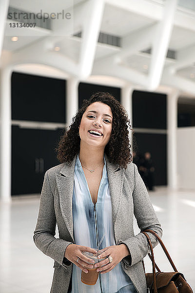 Porträt einer glücklichen Geschäftsfrau im Durchgang stehend