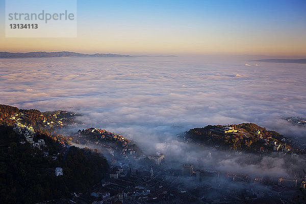 Luftaufnahme der Wolkenlandschaft über der Stadt gegen den Himmel