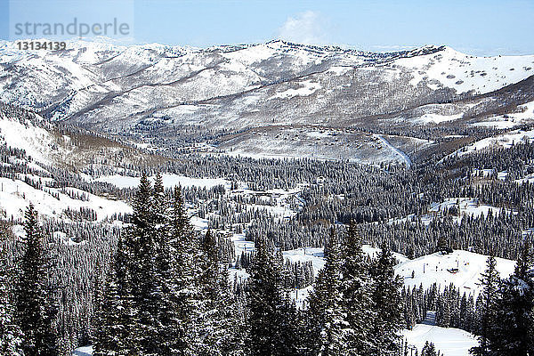 Landschaftliche Ansicht des schneebedeckten Tals und der Berge