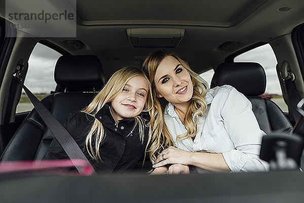 Porträt von Mutter und Tochter im Auto sitzend