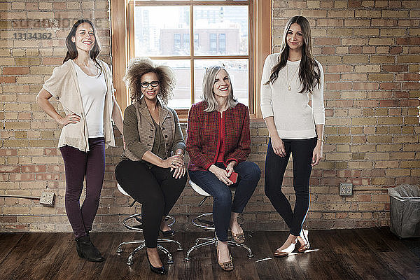 Porträt selbstbewusster Geschäftsfrauen im kreativen Büro