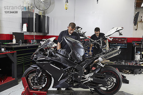 Arbeiter bei der Herstellung von Motorrädern in der Werkstatt