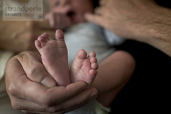 Ausgeschnittenes Bild von Eltern mit Sohn zu Hause