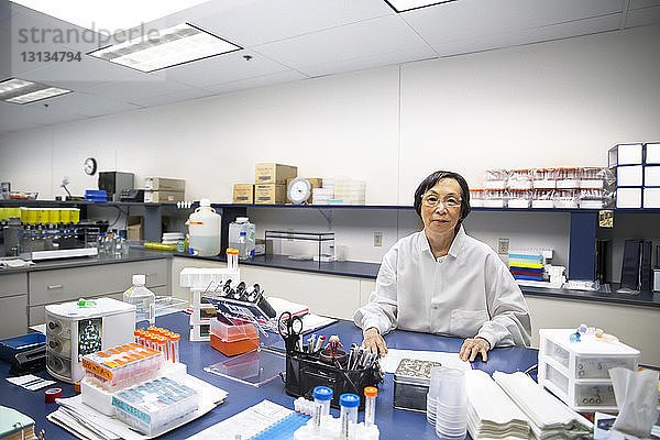 Porträt einer selbstbewussten leitenden Wissenschaftlerin im Labor