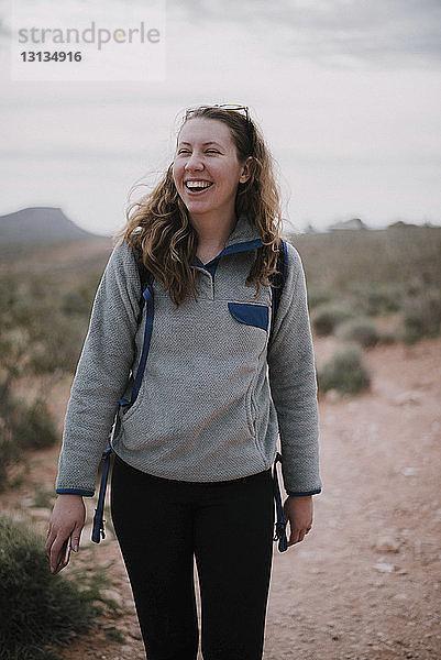 Fröhliche Wanderin wandert auf dem Feld in der Red Rock Canyon National Conservation Area