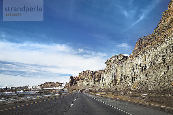 Straße an der Klippe vor blauem Himmel