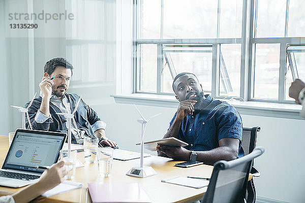 Geschäftsleute  die bei Besprechungen im Büro wegschauen