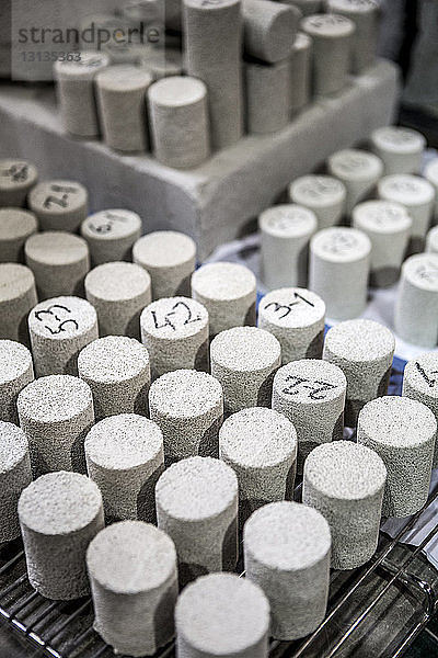 Hochwinkelansicht der Schaumkorken auf dem Tisch in der Fabrik