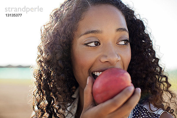 Nahaufnahme einer Frau  die im Freien Apfel isst