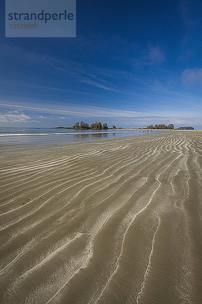 Szenische Ansicht des Wellenmusters auf Sand gegen den Himmel im Pacific Rim National Park
