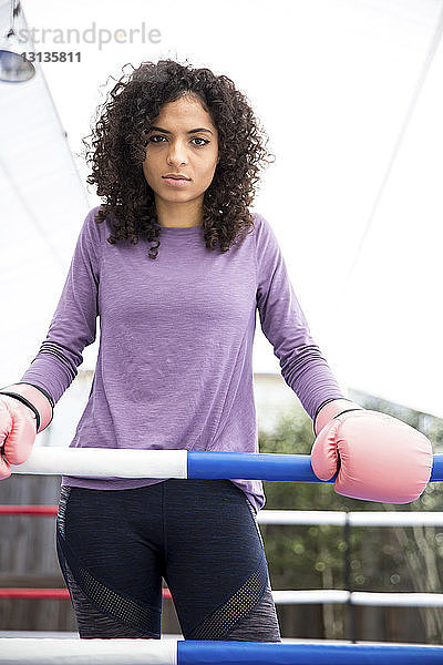 Porträt einer Boxerin im Boxring stehend