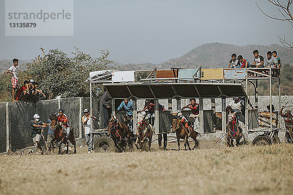 Jockeys  die an traditionellen Pferderennen teilnehmen