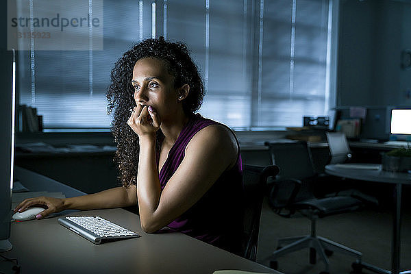 Geschäftsfrau benutzt Desktop-Computer am Schreibtisch im Büro