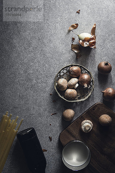 Hochwinkelansicht von Champignons mit Zwiebeln auf dem Tisch