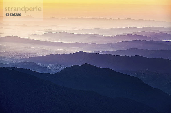 Landschaftliche Ansicht der Silhouette der Berge gegen den Himmel bei Sonnenaufgang