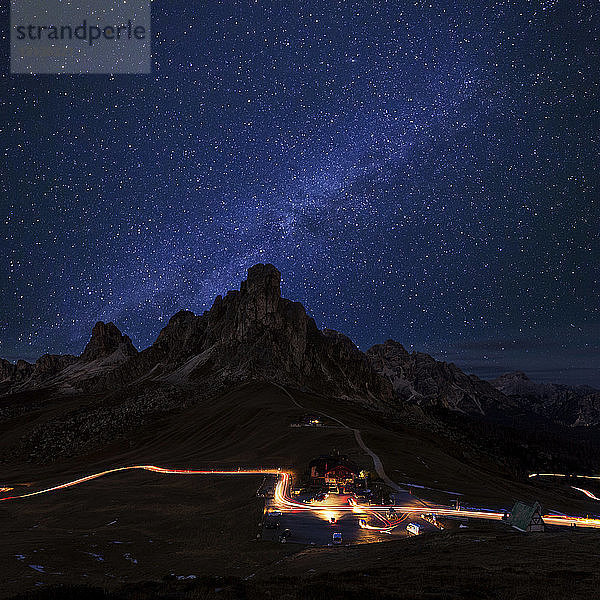 Landschaftliche Ansicht der Berge durch Lichtspuren gegen das nächtliche Sternenfeld