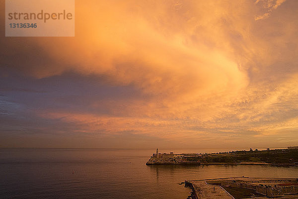 Meer gegen Himmel bei Sonnenuntergang