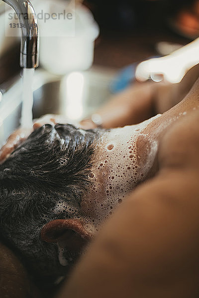 Nahaufnahme eines Haarwäschers beim Friseur