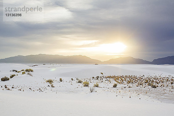 Blick auf Wüste gegen Berge und Wolkenhimmel am White Sands National Monument