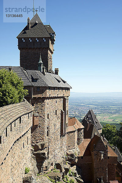 Hochwinkelansicht der Burg Haut-Koenigsbourg vor klarem blauen Himmel
