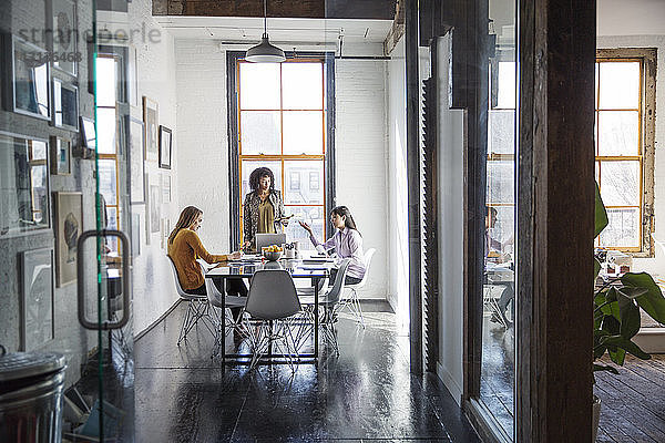 Geschäftsfrauen diskutieren am Tisch im Kreativbüro