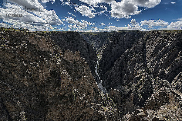 Gunnison-Fluss durchfließt Canyons gegen den Himmel