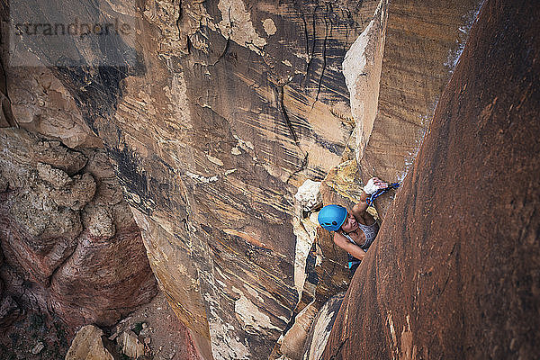 Hochwinkelaufnahme eines Wanderers  der die Berge im Red Rock Canyon National Conservation Area besteigt